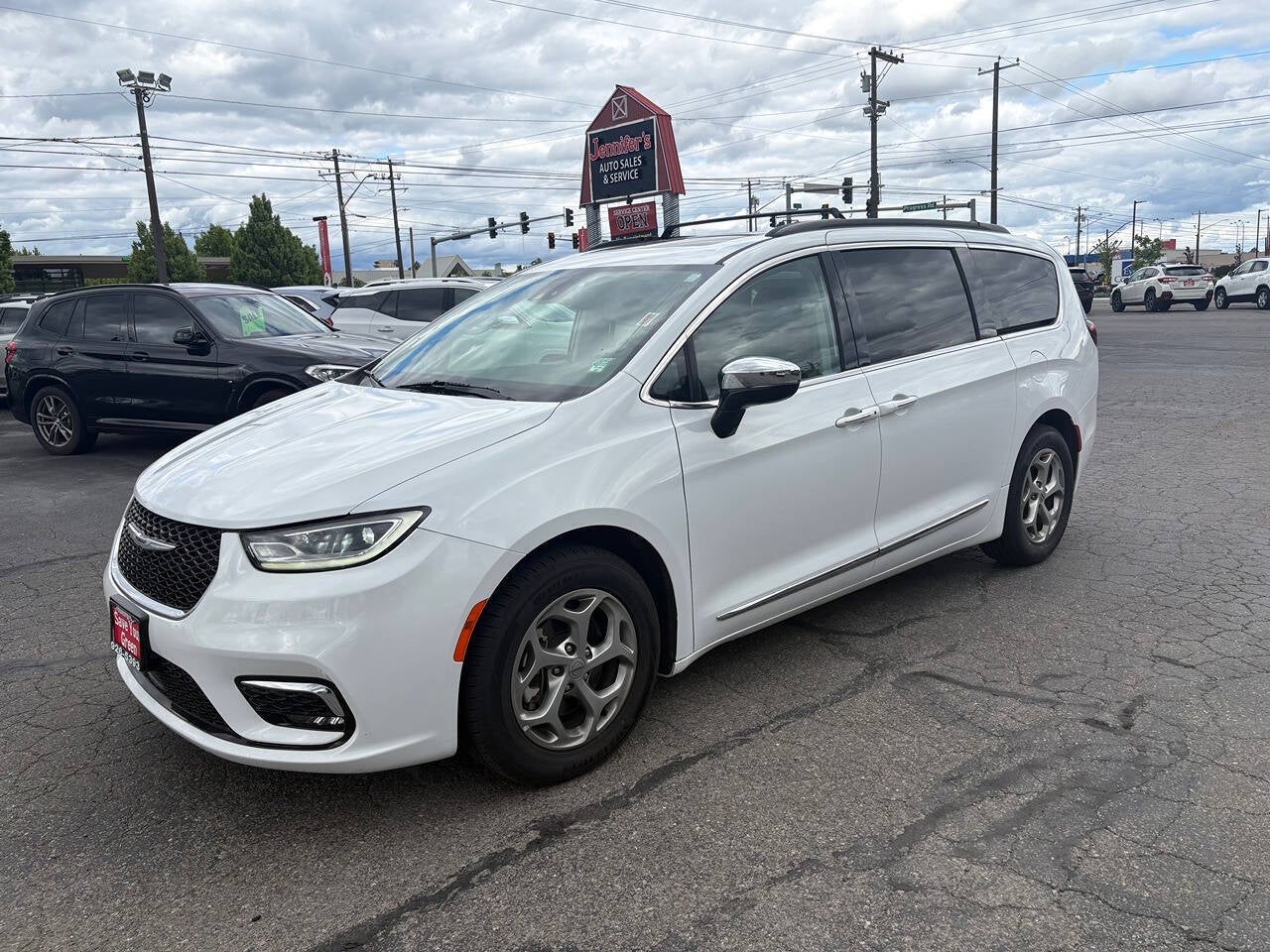 2023 Chrysler Pacifica Limited 4dr Mini Van in Bright White Clear Coat — front three-quarter view